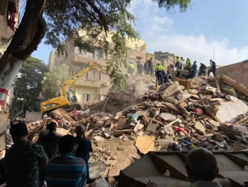 شاهد يروي لحظات الرعب في حادث انهيار عقار السيدة زينب: حاولنا إنقاذ الضحايا بأيدينا