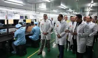 مدبولي يتفقد مشروع تصنيع أجهزة شاشات التليفزيون والمحمول بمصنع صافي جروب في 6 أكتوبر
