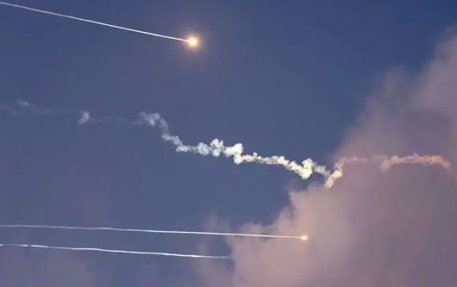 جيش الاحتلال الإسرائيلي يعلن رصد رشقة صاروخية جديدة من إيران
