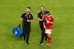 إمام عاشور يغادر معسكر الأهلي متجها إلى القاهرة
