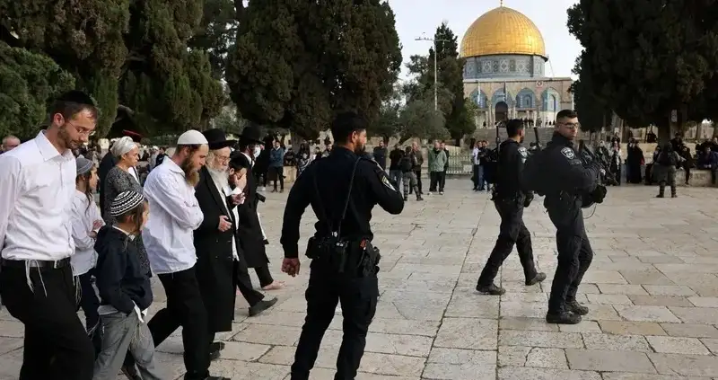 حماس: الاعتقالات التي طالت حراس المسجد الأقصى تمثل استهدافا للسيادة الدينية الإسلامية