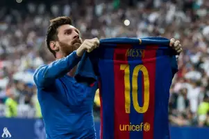 من يرث قميص ميسي في برشلونة؟