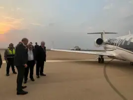 هبوط اضطراري ناجح لطائرة خاصة بمطار القاهرة دون إصابات.. ووزير الطيران يشهد الموقف ميدانيًا