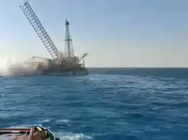 البحر الأحمر: غرق حفار بترول بجبل الزيت.. مصرع عامل وإنقاذ 6 والبحث جارٍ عن 23 مفقودًا