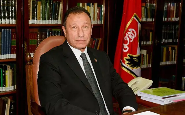 الخطيب يهدي قميص الأهلي للشركة المنظمة لمعسكر تونس