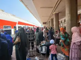 انطلاق القطار المخصص لنقل السودانيين من القاهرة إلى أسوان لتسهيل عودتهم إلى بلادهم