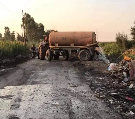 إحالة سائق جرار كسح للنيابة بعد ضبطه أثناء تفريغ الصرف الصحي بمجرى مائي في الشرقية