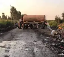 إحالة سائق جرار كسح للنيابة بعد ضبطه أثناء تفريغ الصرف الصحي بمجرى مائي في الشرقية