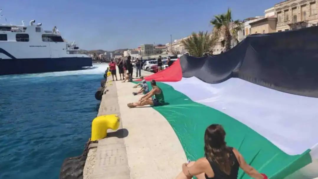 شرطة مكافحة الشغب تشتبك مع متظاهرين في جزيرة يونانية أثناء زيارة سفينة سياحية إسرائيلية