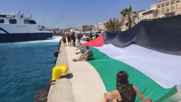 شرطة مكافحة الشغب تشتبك مع متظاهرين في جزيرة يونانية أثناء زيارة سفينة سياحية إسرائيلية