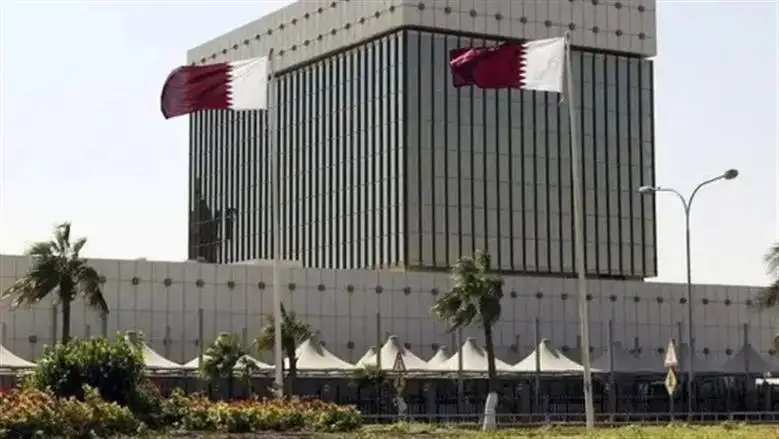 البنوك الخليجية تواكب سياسة الفيدرالي وتثبت أسعار الفائدة