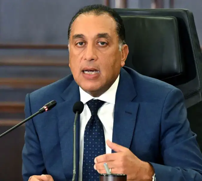 رئيس الوزراء لـ التجار: بيع السلع بأسعار مخفضة أفضل من ركودها