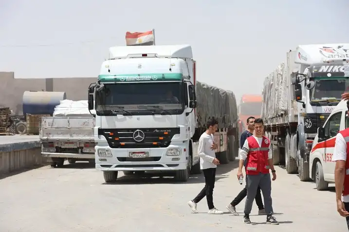 مراسل إكسترا نيوز: التعنت الإسرائيلي يمنع دخول أكبر كمية ممكنة من المساعدات إلى غزة