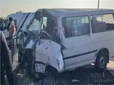 إصابة 16 شخصا إثر حادث تصادم بين سيارتين ميكروباص بطريق سفاجا - قنا
