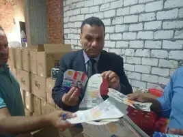 ضبط مخزن يعيد تعبئة زيوت السيارات بعلامات تجارية مقلدة في الإسكندرية