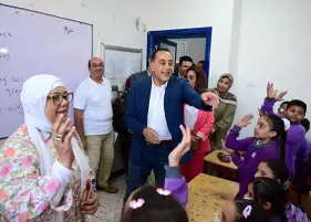 رئيس الوزراء يغير مسار جولته بمحافظة السويس ويتفقد مدرسة محمد حافظ الابتدائية