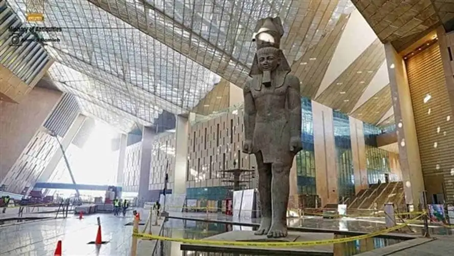 محافظة الجيزة: تركيب شاشات عرض كبيرة في الميادين لنقل حفل افتتاح المتحف المصري الكبير
