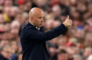 إدارة ليفربول تؤكد دعمها لآرني سلوت رغم تراجع النتائج