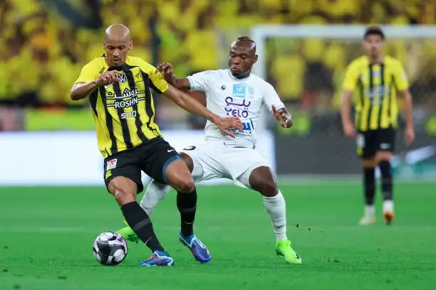 بعشرة لاعبين.. الاتحاد يتعادل مع الخليج في مباراة مثيرة بالدوري السعودي