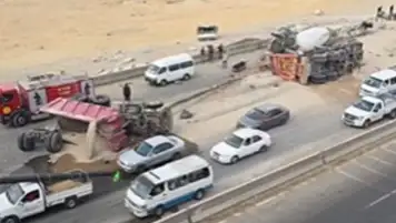 تصادم تريلا بعدد من السيارات على طريق الاوتوستراد