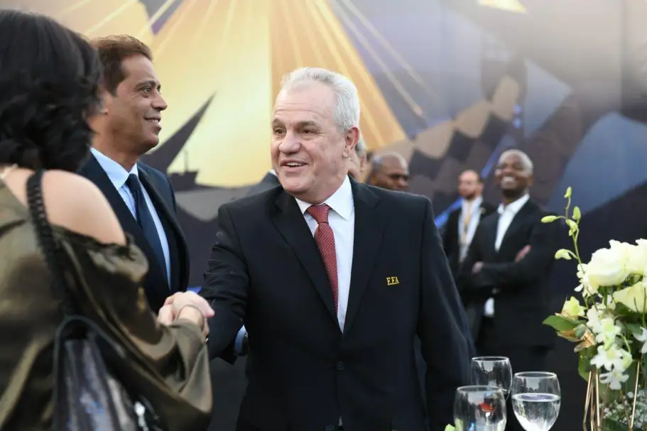 بعد إقالته بـ 6 سنوات.. مدرب مصر الأسبق ينافس على جائزة الأفضل في العالم