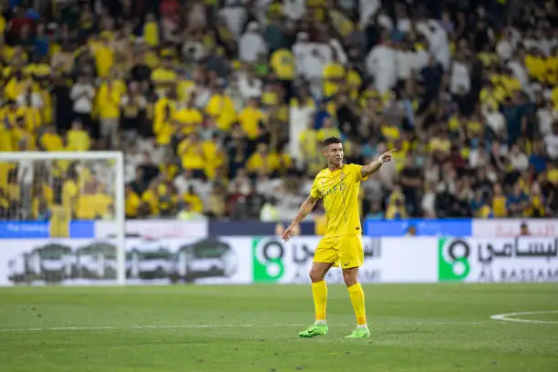 النصر يهزم نيوم وينفرد بصدارة الدوري السعودي
