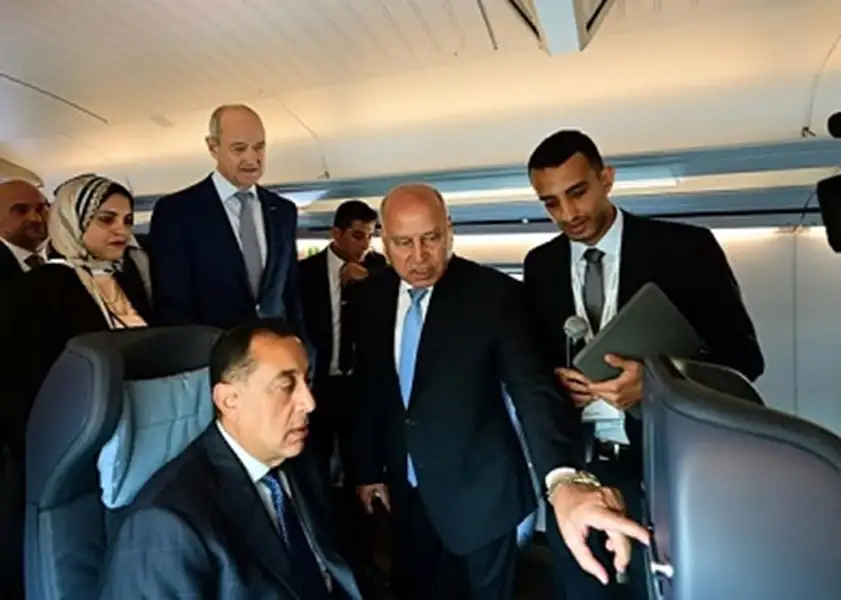 عاجل...رئيس الوزراء يشهد اصطفافا لوسائل نقل مختلفة مصنعة محليا.. ويتفقد أول أتوبيس برمائي