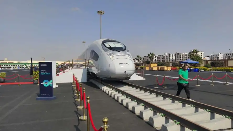 عرض جوي للقطار الكهربائي السريع «فيلارو» في أول ظهور له