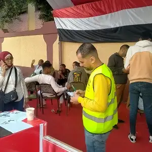 في اليوم الثاني من انتخابات النواب.. متطوعون يساعدون الناخبين أمام لجان إمبابة والمنيرة الغربية بالجيزة