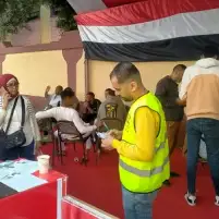 في اليوم الثاني من انتخابات النواب.. متطوعون يساعدون الناخبين أمام لجان إمبابة والمنيرة الغربية بالجيزة