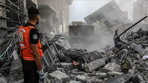 الدفاع المدني بغزة ينقل جثامين 35 شهيدا من ساحة عيادة الشيخ رضوان