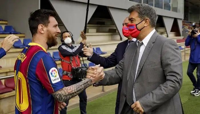 لابورتا: ميسي سيبقى رمز برشلونة الأبدي.. وتوتر العلاقات مع ريال مدريد يتصاعد
طباعة

زيـاد الميـرغني
نشر في: الأربعاء 12 نوفمبر 2025 - 12:36 م | آخر تحديث: الأربعاء 12 نوفمبر 2025 - 12:36 م
علق خوان لابورتا، رئيس نادي برشلونة الإسباني، على الزيارة المفاجئة التي قام بها الأسطورة الأرجنتينية ليونيل ميسي إلى ملعب «كامب نو» مؤخرًا، مؤكدًا أن الزيارة كانت عفوية بالكامل، وأن ميسي سيظل دائمًا رمزًا وفخرًا للنادي الكتالوني.

وقال لابورتا، في تصريحات نقلتها صحيفة «آس» الإسبانية: «زيارة ميسي كانت تص