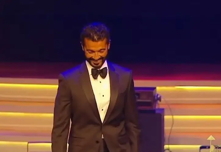 خالد النبوي يهدي جائزة فاتن حمامة لروح والديه في افتتاح الدورة الـ46 لمهرجان القاهرة السينمائي