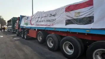 الهلال الأحمر المصري يدفع بـ235 ألف سلة غذائية ومستلزمات طبية عبر قافلة زاد العزة الـ72 إلى غزة