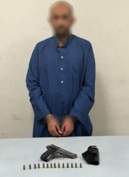 المتهم تربطه علاقة صداقة بالمجني عليه ويعاني من مرض نفسي.. الداخلية تكشف تفاصيل مقتل مهندس الإسكندرية
طباعة

مصطفى عطية
نشر في: الخميس 13 نوفمبر 2025 - 5:21 م | آخر تحديث: الخميس 13 نوفمبر 2025 - 5:21 م

كشفت أجهزة وزارة الداخلية تفاصيل مقتل مهندس بإطلاق النار عليه في الإسكندرية، إذ تبين المتهم يعاني من مرض نفسي وأن خلافات سابقة وراء ارتكاب الواقعة.

وقالت الداخلية، في بيان لها مساء اليوم، إنه بالنسبة لمقطع فيديو تم تداوله بمواقع التواصل الاجتماعى بشأن مقتل مهندس بالإسكندرية وفرار مرتكب