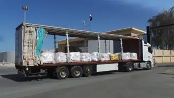 أفواج شاحنات المساعدات تغادر معبر رفح البري إلى كرم أبو سالم لإغاثة غزة