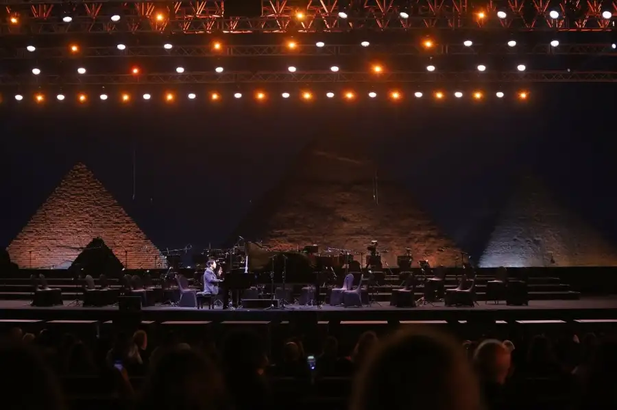 عازف البيانو العالمي لانج لانج يعزف طلعت يا محلى نورها في افتتاح مهرجان صدى الأهرامات