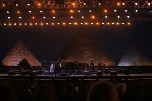عازف البيانو العالمي لانج لانج يعزف طلعت يا محلى نورها في افتتاح مهرجان صدى الأهرامات