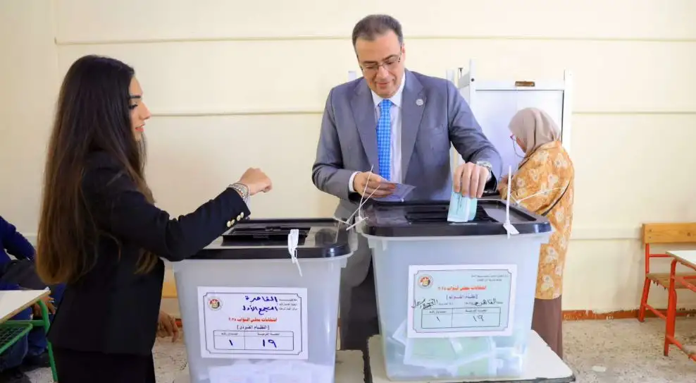رئيس الجهاز المركزي للتنظيم والإدارة يدلي بصوته في انتخابات مجلس النواب