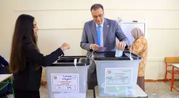 رئيس الجهاز المركزي للتنظيم والإدارة يدلي بصوته في انتخابات مجلس النواب