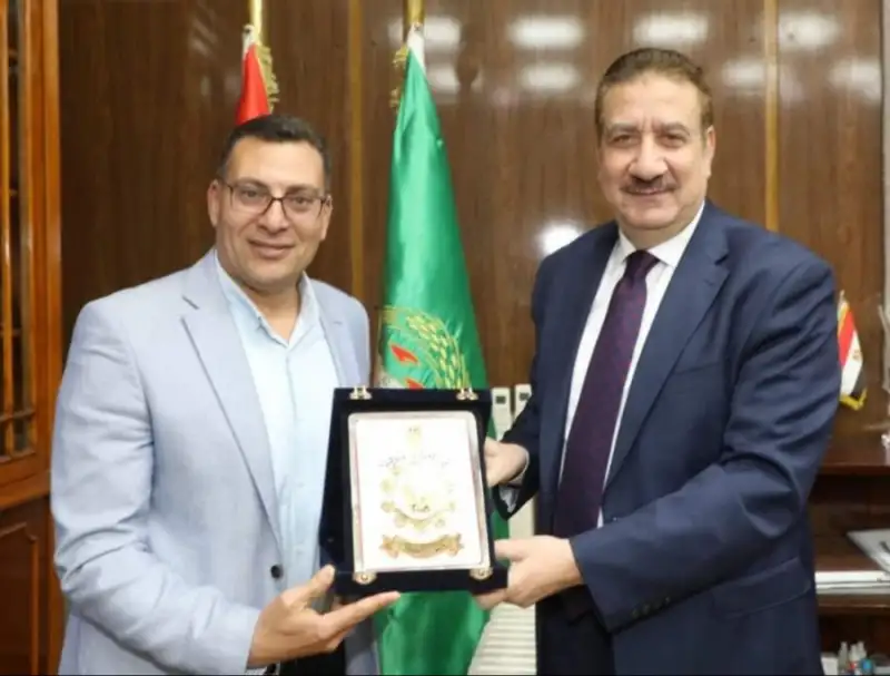 محافظ المنوفية يُكرّم المهندس محمد كامل شاهين تقديرًا لجهوده في خدمة الأهالي