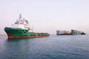 استغرق يوما كاملا و5 قاطرات بحرية.. عبور الحوض العائم جرين دوكس 3 من قناة السويس