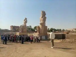 لجنة السياحة الثقافية بالصعيد: إعادة تمثال أمنحتب أمام معبد ملايين السنين بداية لأحد أكبر المعابد الجنائزية بالبر الغربي