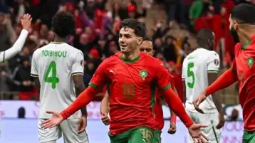 المغرب يفتتح أمم إفريقيا بالفوز على جزر القمر بثنائية