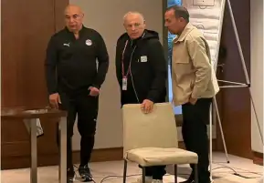 هاني أبو ريدة يجتمع بالمنتخب قبل مواجهة زيمبابوي في أمم أفريقيا