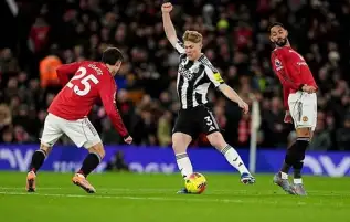 دورجو يقود يونايتد لفوز ثمين على نيوكاسل في الدوري الإنجليزي