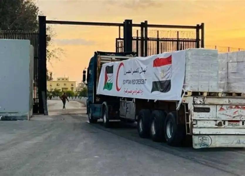 الهلال الأحمر المصري يطلق قافلة زاد العزة الـ104 تحمل 207 آلاف سلة غذائية و30 ألف قطعة ملابس شتوية لدعم غزة