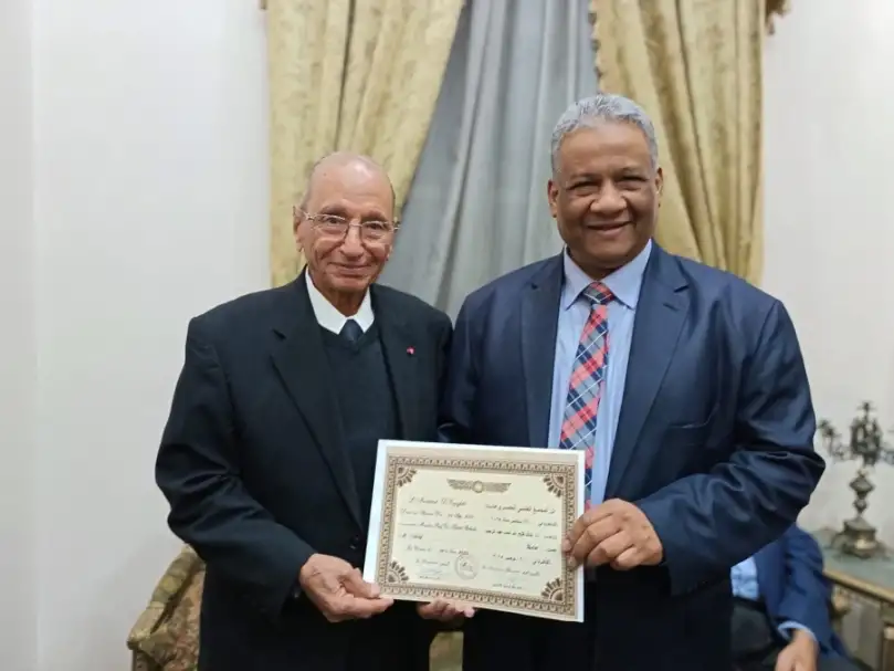 الدكتور خالد فتح الله يتسلم شهادة العضوية العاملة بالمجمع العلمي المصري