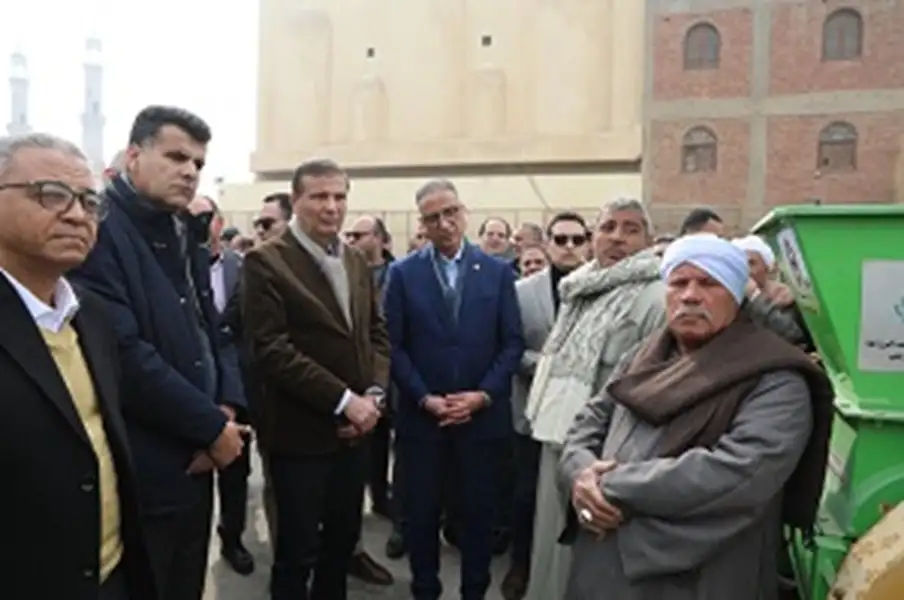 وزير الزراعة ومحافظ الفيوم يوزعان 15 «فراطة ذرة» على صغار المزارعين