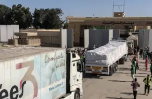 مصر تواصل إرسال المساعدات الإنسانية إلى غزة عبر معبر رفح رغم معوقات الاحتلال